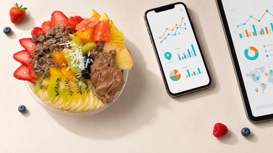 左にLaki's bowlのアサイーボウル、右にアクセス解析グラフを表示したスマートフォンとタブレットを配し、飲食とITの二刀流を表したビジュアル