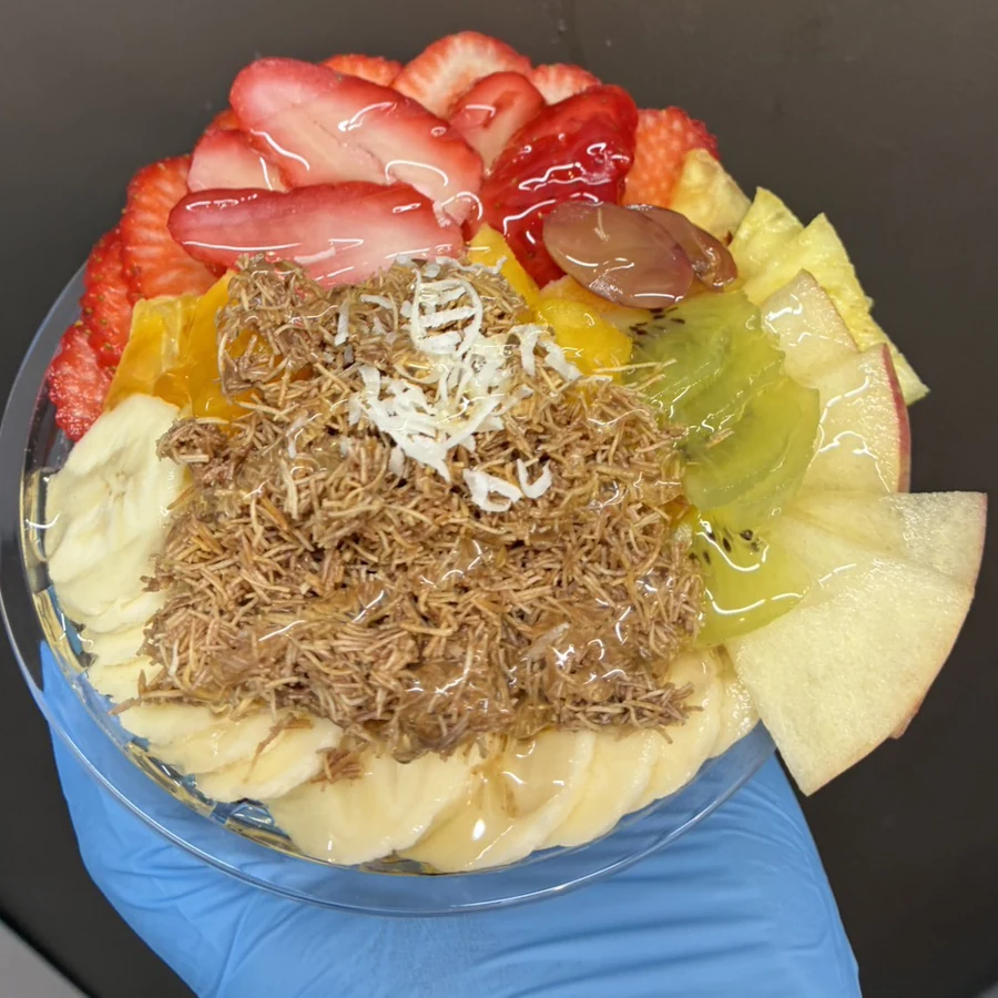 衛生手袋をした手で盛り付けた Laki's bowl のアサイーボウル全体