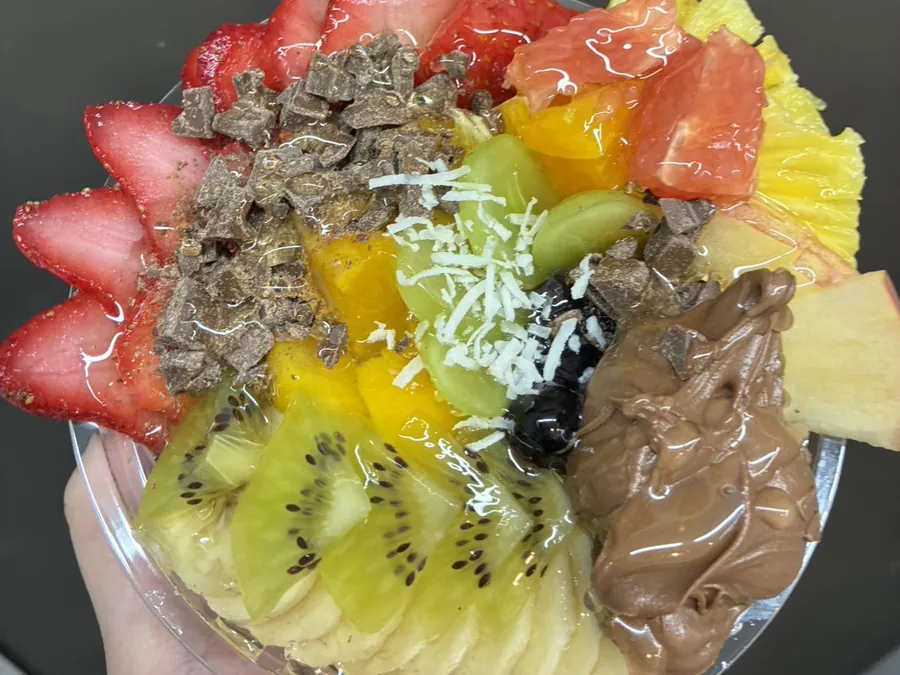フルーツを放射状に盛り付けた Laki's bowl のアサイーボウル