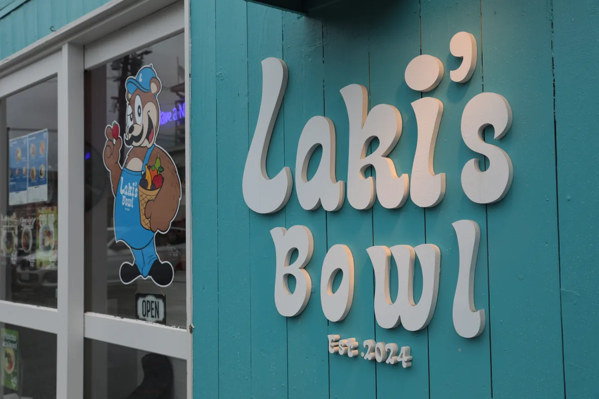 Laki's bowl 本店の店舗サイン